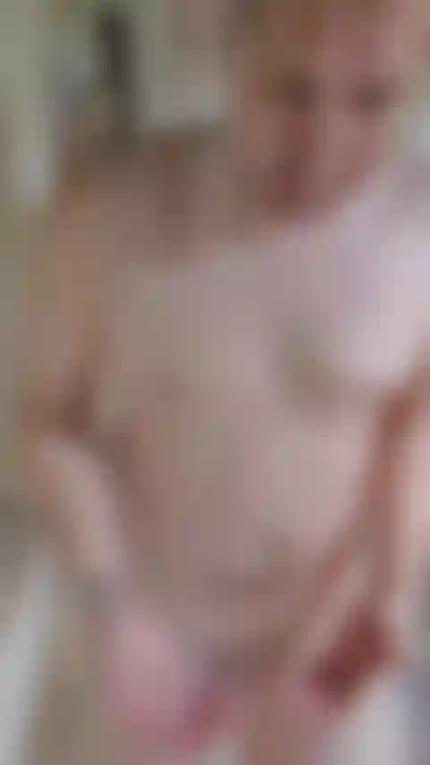 Mi faccio la barba e mi accarezzo sotto la doccia.