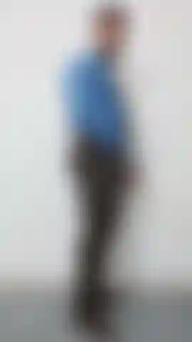 Sopracciglia e abito blu.
