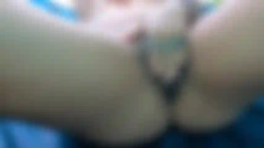 Si sditalina sulla spiaggia pubblica.