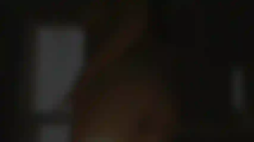 Dea del bacio del sole dietro.