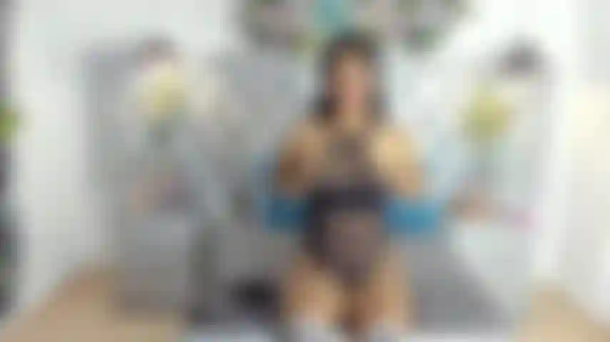 Gioco con la fica con le dita e un dildo... Sono molto bagnata.