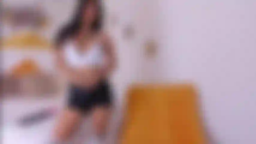 Mentre il mio lussureggiante vibra nel mio clitoride il tuo grosso pene mi penetra, due sensazioni troppo deliziose che mi fanno molto eccitare.