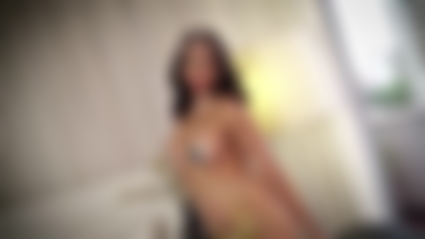 La tua ragazza matura e sexy si diverte a ballare per te.