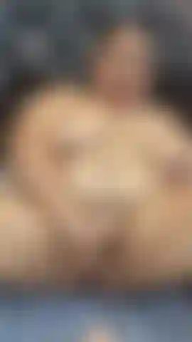 Masturbo la figa e la fotto con una macchina.