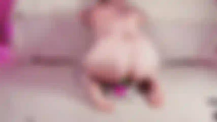 Una bionda cavalca un dildo arcobaleno da 8 pollici.