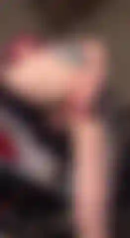 Figa scopata con dildo sulla moto.