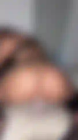 Una ragazza con un cremoso dildo da cowgirl al contrario.