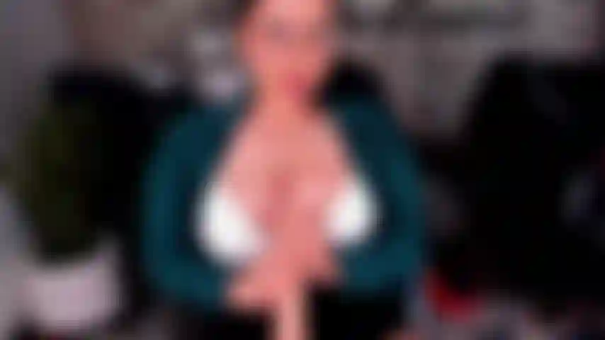 Una segretaria sexy o una sgualdrina del tuo ufficio. Adoro lo sperma del mio capo sulle mie tette e sulla mia faccia.