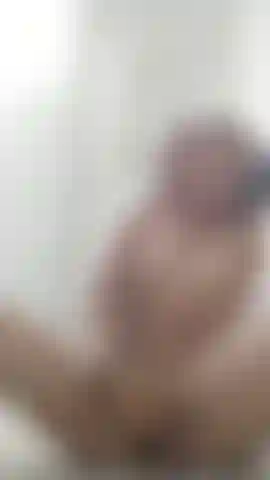 Nella mia doccia mi sono eccitata e volevo scopare la mia figa stretta. Vuoi vedere come schizza mentre penso a te?