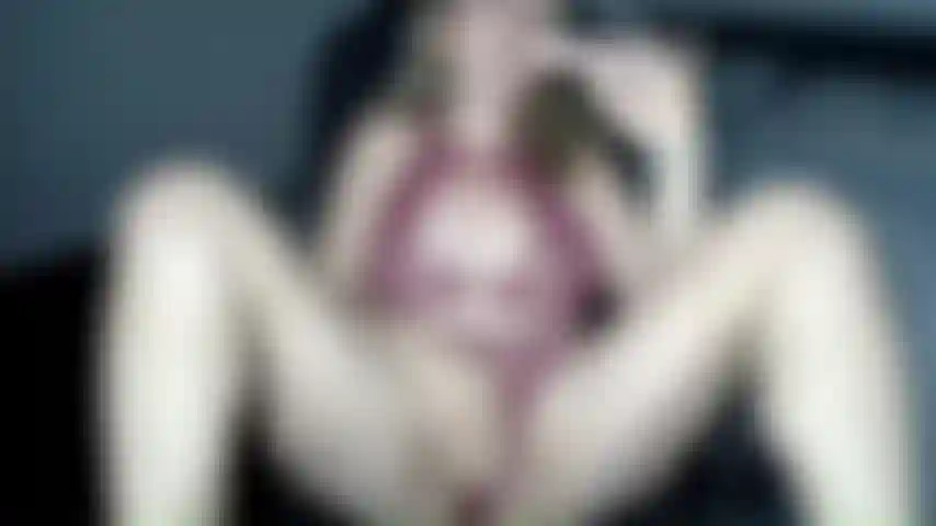 Immagina questo, sono sdraiata, le mutandine tirate di lato, la mia figa bagnata in bella vista, che gioco per te. Ti succhio il cazzo mentre mi guardi giocare allo stesso tempo….