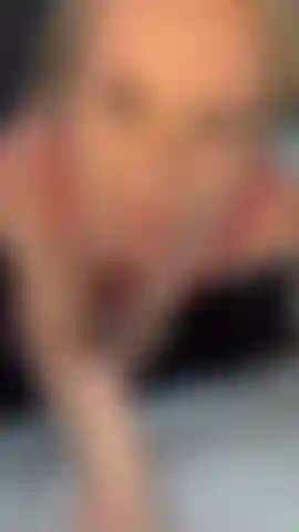Oh adoro succhiare il tuo grosso, duro cazzo tesoro. Guardami in ginocchio, mentre ti succhio! X.
