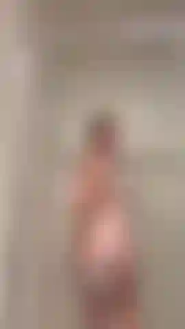 Oh uno show in doccia dici....Guardami mentre mi spoglio e poi mi insapono sotto la doccia, prestando molta attenzione alle mie parti intime :p x.