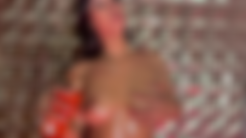 Vieni a vedere il mio delizioso corpo pieno d'olio.