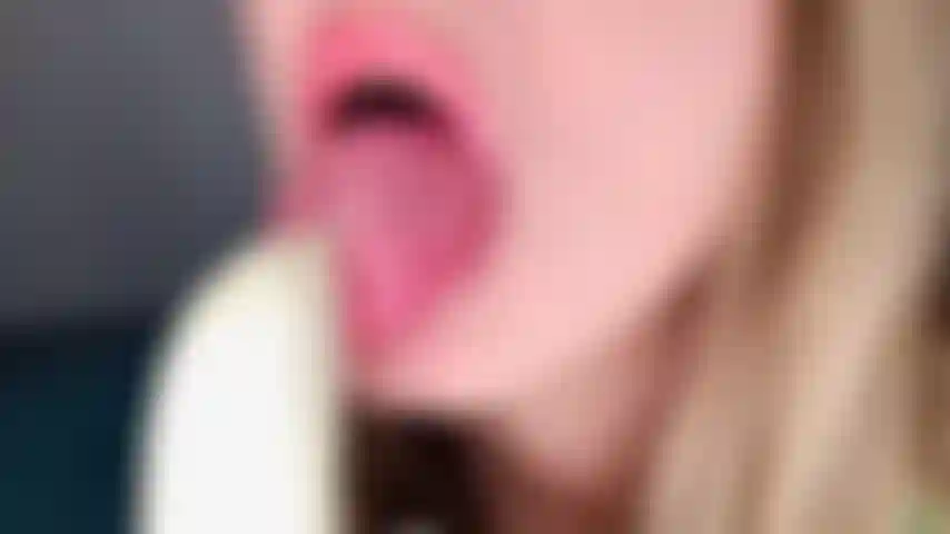 Bj prende in giro la banana.