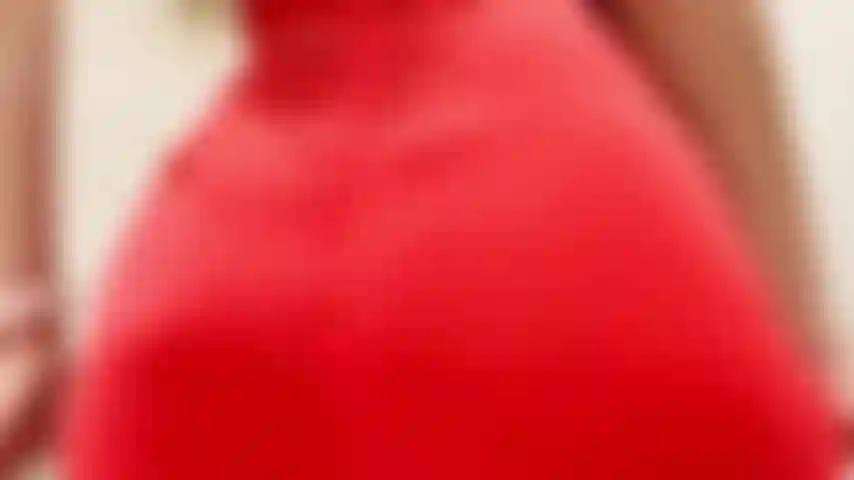 Culo che rimbalza in perizoma rosa.