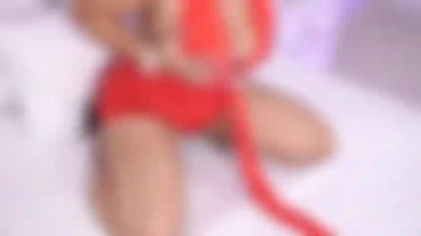 Donna matura e sexy con grandi seni.