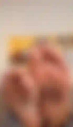 Piedi maliziosi in primo piano.