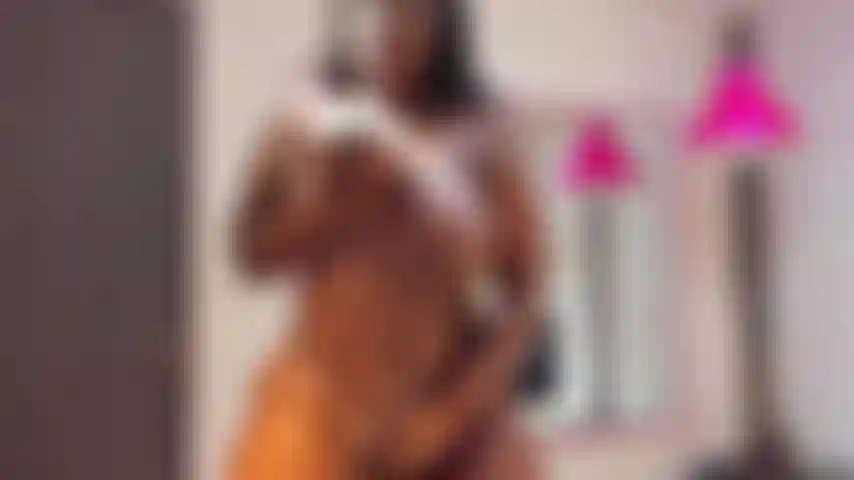 Mi succhio le tette.