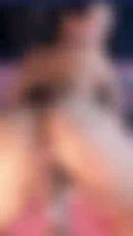 Twerking e mi scopo il culo con le mutandine mmmm.