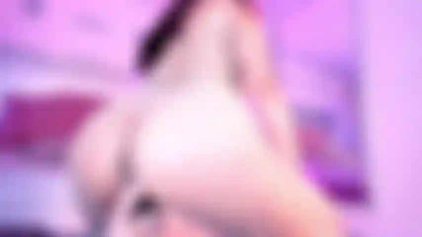 Con la figa bagnata e un grosso dildo!