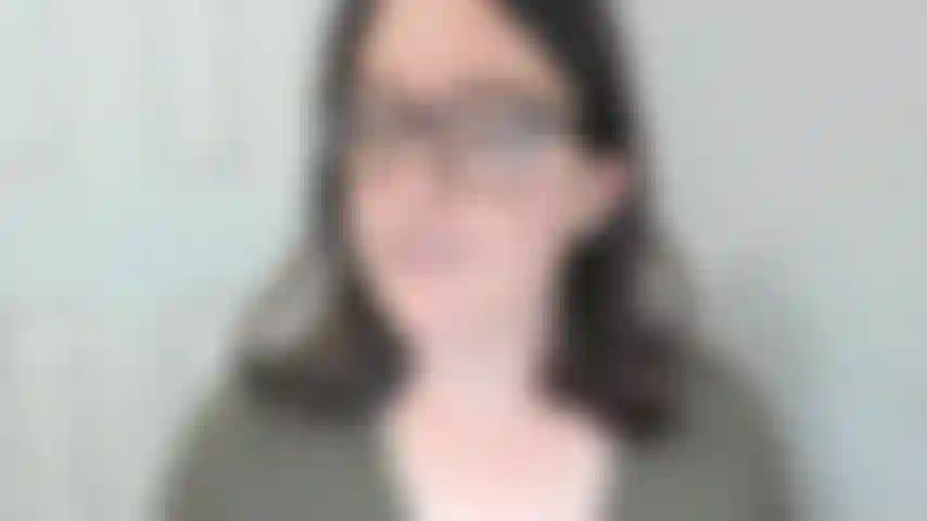 Gioco con il mio clitoride mentre mi fissi in faccia.