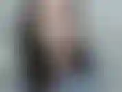 Guardami mentre mi strofino la pancia.