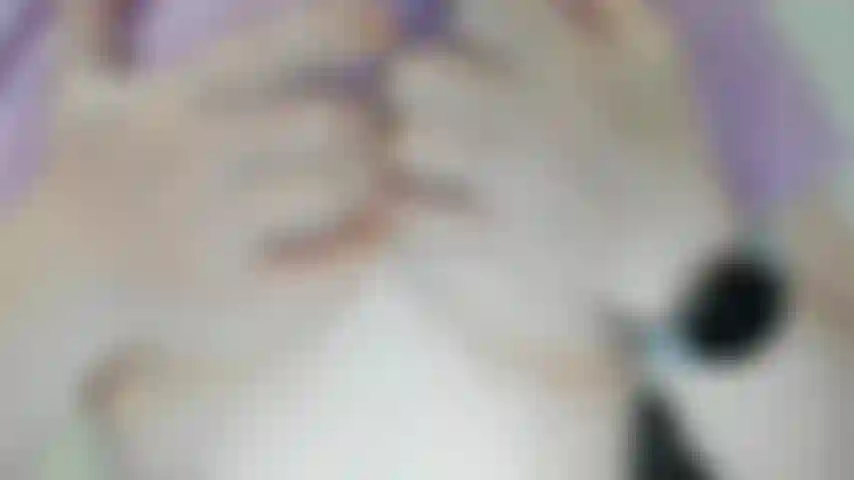 Che cavalca un dildo con gli occhiali.