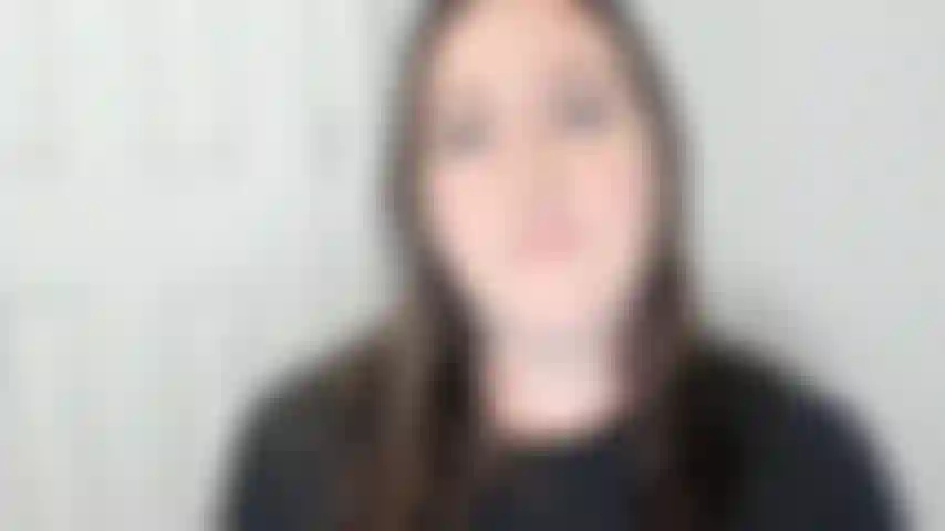 Guarda la mia faccia mentre mi strofino il clitoride.