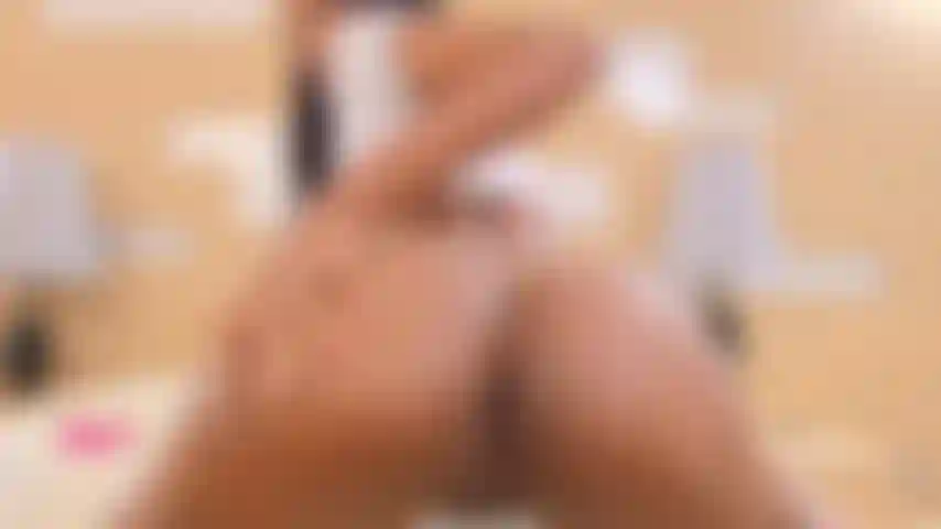 E il modo in cui mi scopo la figa è fottutamente eccitante.