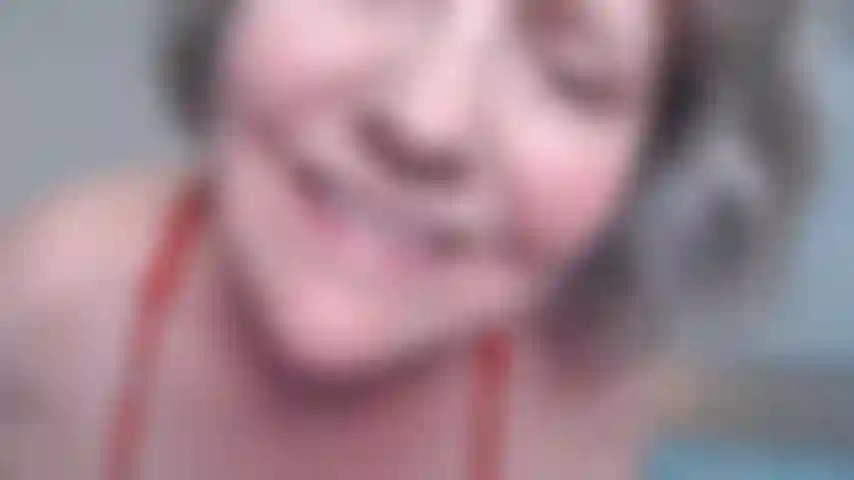 Spogliarello lenta, molto sensuale. Molto contatto visivo. Primo piano alla fine :).