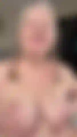 Immagina che questo giocattolo sia il tuo cazzo. Mi piace davvero succhiarlo e farlo scendere in gola. Mi fa eccitare moltissimo e mi fa bagnare. Adoro infilarlo nella mia figa e poi succhiarlo ancora!