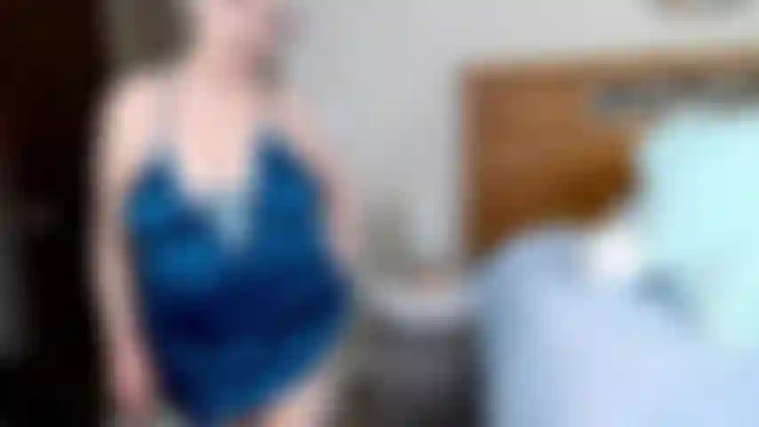 Il film personalizzato di andy 4/8/2024 che si spoglia, squirta, figa pelosa, plug anale e chiacchiere sporche!