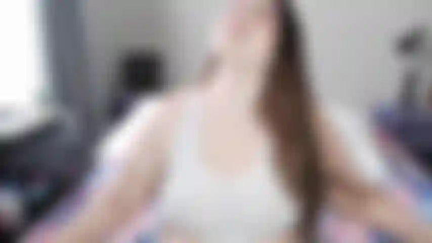 Il tuo posto oggi è sotto i piedi sporchi della tua dea grassa e pelosa. Puliscimi adeguatamente le dita dei piedi per mostrarmi la tua devozione. Una volta che avrai dimostrato di valere, potrai dare una sbirciatina a ciò che verrà.