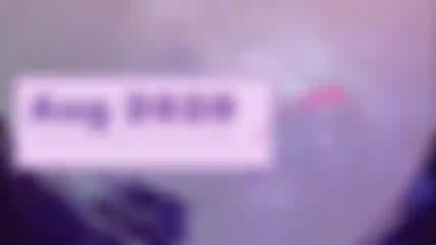 Non vorresti vedermi con un paio di blue jeans che abbracciano le mie curve e ti fanno sbavare? Ops! Non avevo realizzato che si vedesse così tanto del mio minuscolo perizoma!