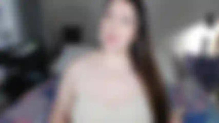 Voglio che tu alzi il culo in aria e lo allinei con la mia cinghia larga e spessa. Sentimi sondare profondamente dentro di te mentre mi accarezzi forte nel tuo cockring. Sei così debole per il mio grosso cazzo.