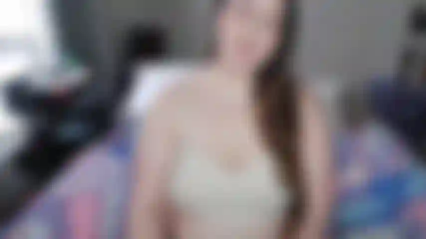 Metto in mostra il mio buco del culo peloso, allargo le mie guance puzzolenti e faccio rimbalzare il mio bottino davanti alla tua faccia. Quindi la mia figa bagnata afferrerà il tuo cazzo mentre cavalco e ti incoraggerà a venire.