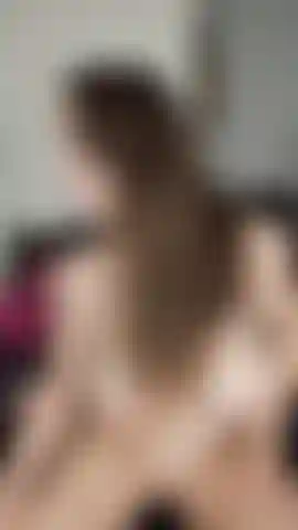 - Adoro venire! -Sai che questa ragazza arrapata non riesce a resistere a un po' di tempo sexy con uno dei miei giocattoli. Perché non ti unisci a me per un po' di divertimento sporcaccione?