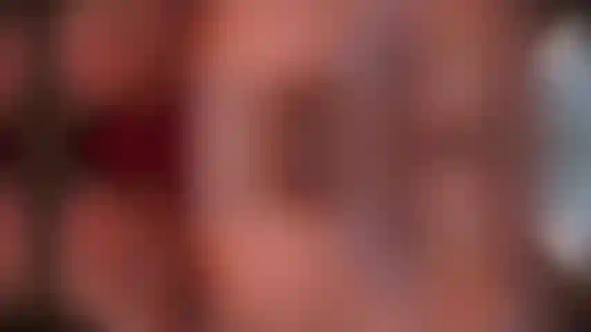 Una dolce birichina che aspetta di scaldarti a letto.