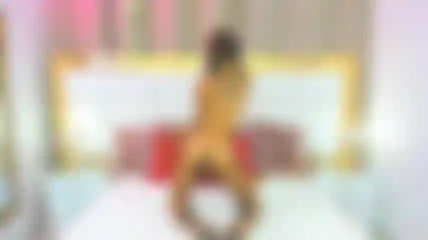 La ragazza flessibile si masturba.