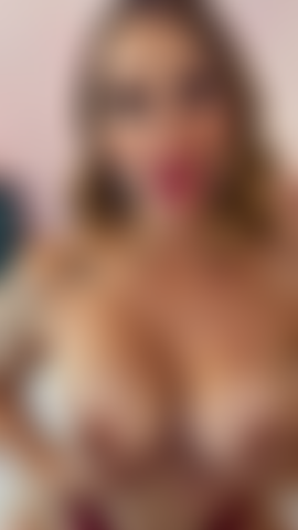 Una goccia di saliva, due tette pronte... E una fantasia che inizia a muoversi...