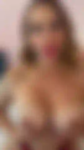 Una goccia di saliva, due tette pronte... E una fantasia che inizia a muoversi...