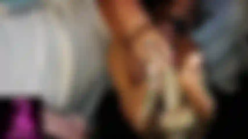 Lavoro con i piedi su un grosso dildo.