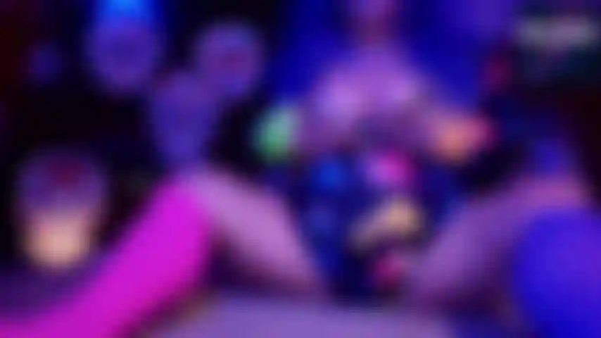 Muscolo del polpaccio in nylon neon e flessione del piede.