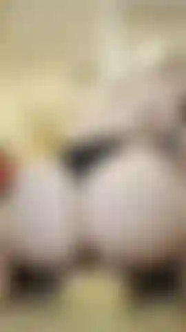 Questa torta victoria sponge viene schiacciata in tutte le mie fessure mentre faccio twerking, mi muovo sensualmente e stuzzico il mio culo succoso e la mia figa su di essa! Ti va di pulire dopo di me?