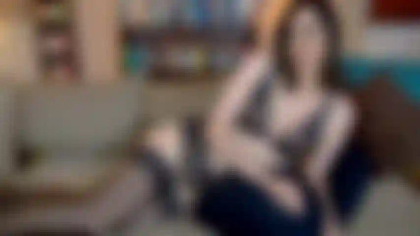 Ho scoperto la tua fantasia segreta.... Guardarmi mentre faccio sesso con un uomo di colore, ti dico esattamente cosa fare e tu vuoi anche imparare a succhiare un cazzo nero, quindi io ha invitato un amico per noi.