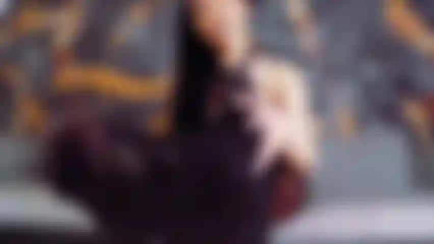 Inginocchiati, obbedisci, adora i miei piedi.