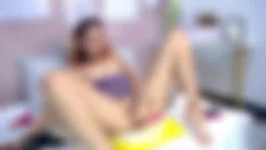 Guarda i miei piedi sexy mentre metto il tuo cazzo dentro di me e comincio a vibrare il mio giocattolo!