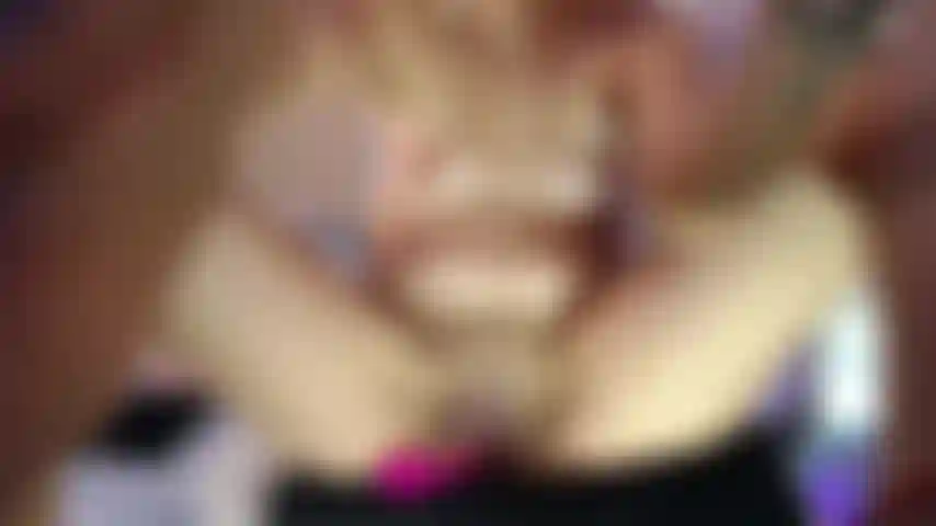 Guarda la mia figa con il tuo pene e il mio giocattolo che amo come vibra!