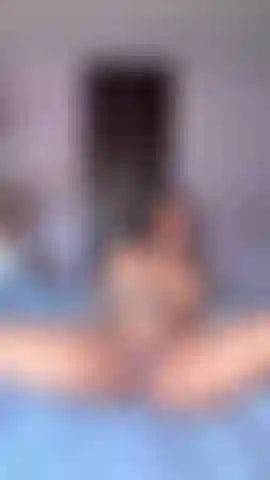 Lungo gioco con domi e dildo sul letto 🔥.