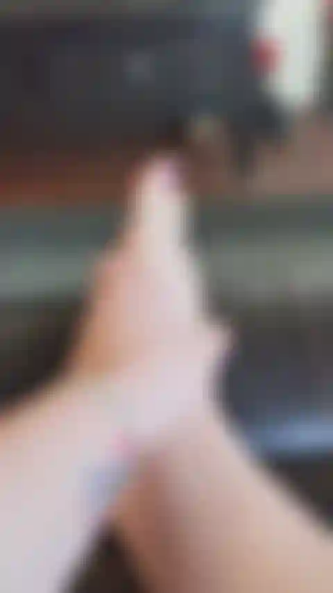 Massaggio i piedi con lozione, accarezzo il dildo con i piedi e chiacchiere sporche.